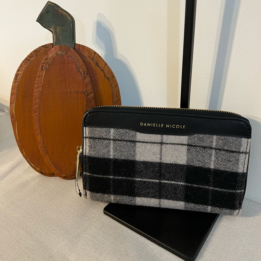 NWOT Danielle Nicole Wallet Full Zip